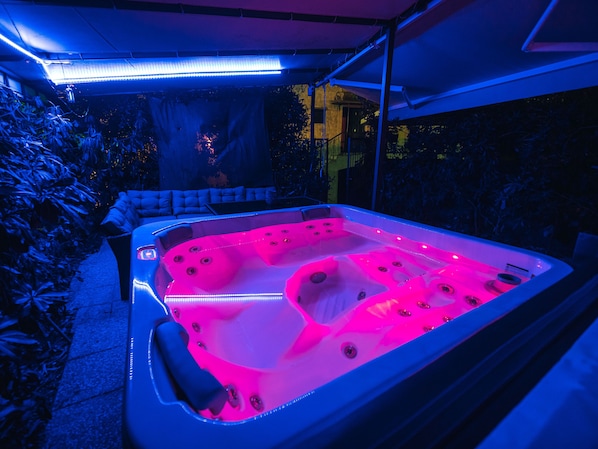 private hydromassage pool 