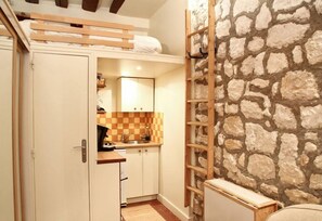 Coin cuisine et salle de, bains sous la mezzanine