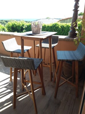 petit bar sur terrasse vue mer 