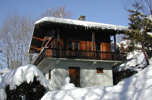 Chalet le CAIRN,  vue face sud (gauche) et face Est (devant)