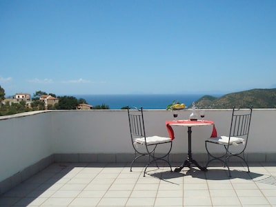 Small, fine apartment with panoramic sea views in a tranquil green location