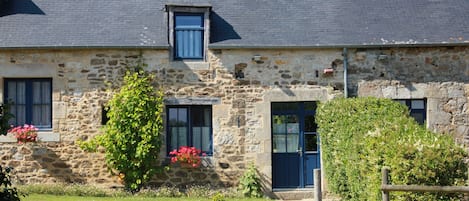 façade coté cour; vue sur la maison du gardien, fenêtre de gauche;