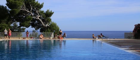 La magnifique piscine, surplombant la mer