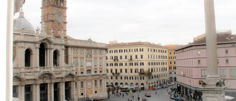 living-room with view on the Basilica of Santa Maria Maggiore