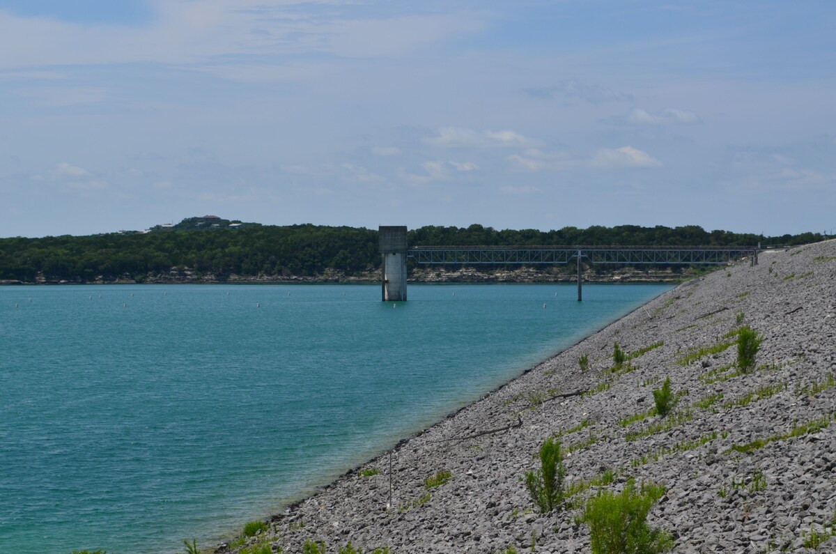 Hill Country & Lake View = Canyon Stay