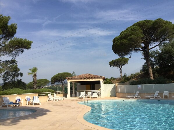 Swimming pool + paddling pool.
