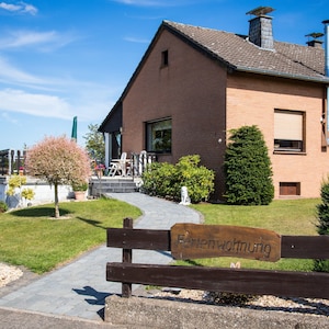 Eifelhaus Helga Wald & Wiese vor der Tür