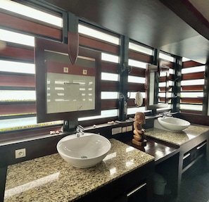 La belle et spacieuse salle de bains, avec ses 2 lavabos, sa douche,sa baignoire