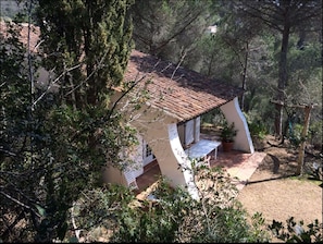 L avant de la maison avec sa grande terrasse couverte 