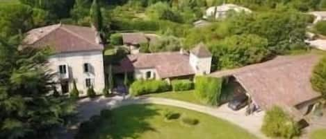 Maison et dépendances 
Terrain 2ha jusqu’au Lot au fond