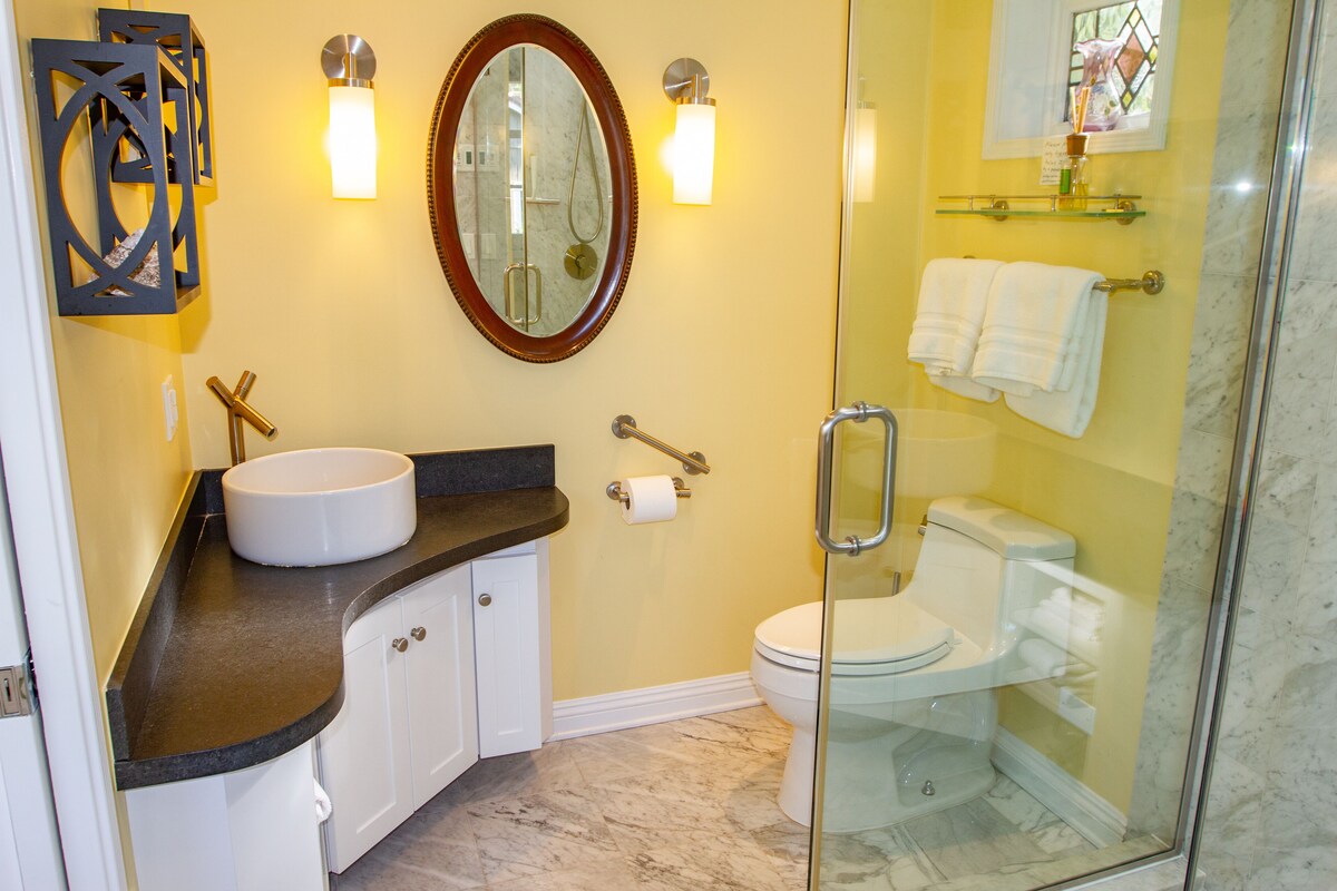 Beautiful home and garden, walk to village, beach and trails