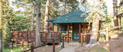 1-Bedroom, 1-Bathroom Cabin