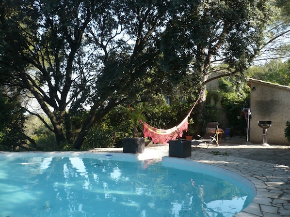 la piscine avec son chêne centenaire, sa première terrasse sécurisée