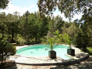 vue de la piscine, très ensoleillée, sans vis à vis