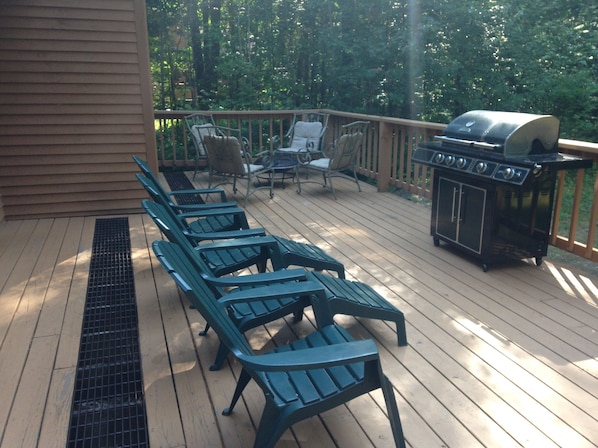 Large Back Deck In Quiet, Wooded Setting 