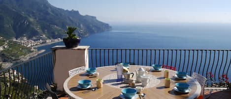 Al-fresco meals to remember on the terrace with stunning views.