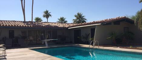 One level estate home....walled pet proof yard big pool and spa 30 palm trees