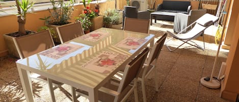 Terrasse - coin repas et espace détente