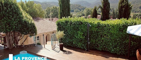 Bienvenue Ă L'EnsoleĂŻllado : sa petite villa et sa magnifique piscine
