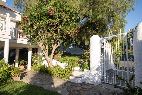 Entrance and view of the side garden