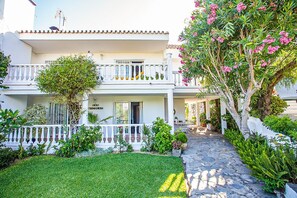 View front garden of front of house 