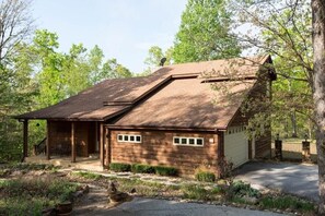 This mountain home has a garage.