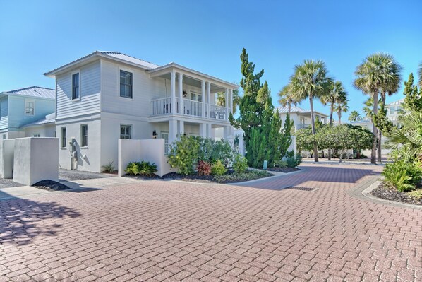 The Burkes Beach Bungalow, walk to Rosemary & 80 steps to the beach stairs