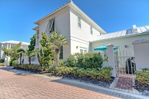 The Burkes Beach Bungalow 