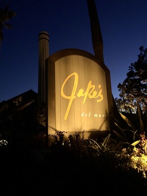 Two oceanfront restaurants 3 blocks away.
