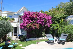 Vue d'ensemble de la maison et de la terrasse de la piscine. 