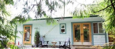 Tuwanek Beach Cabin with private hot tub