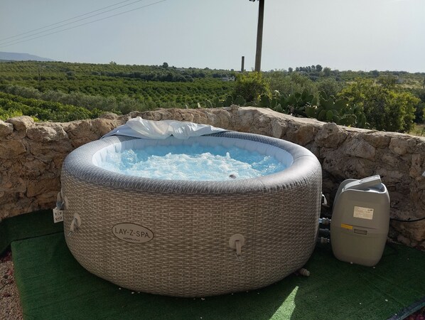Outdoor spa tub