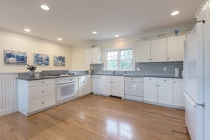 Gourmet kitchen