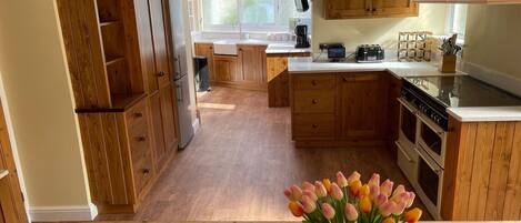 New fully fitted family kitchen and dining area. Underfloor heating.