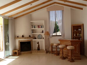 Livingroom with bar, open fireplace