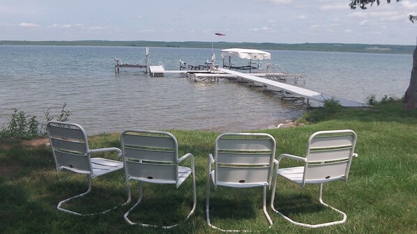 Pine Knot Cottage is on the shores of pristine Lake Skegemog. 