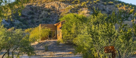 Drive up to your PRIVATE CASITA. 1 MILE FROM CENTER OF WICKENBURG!