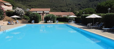 Piscina con vista dell'isola