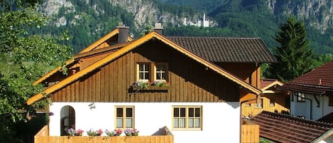 Maison intention en vue de château de Neuschwanstein et Säuling