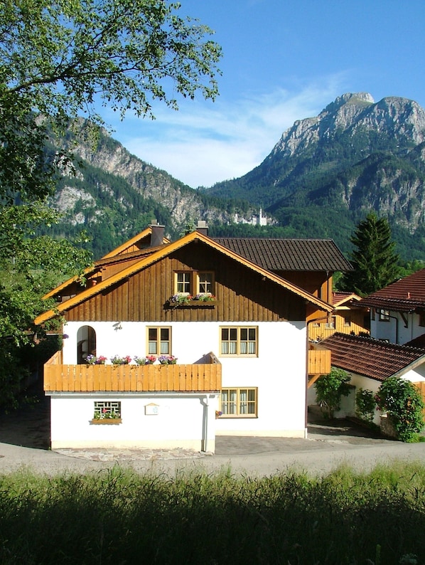 Hausansicht mit Blick auf Schloß Neuschwanstein und Säuling