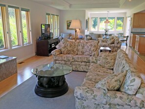 Bright and spacious open plan layout