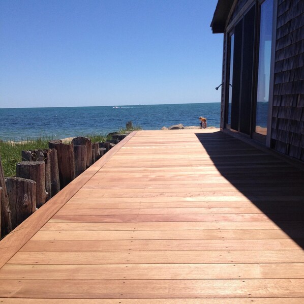 True Oceanfront w/ private sandy beach, mahogony decks, captivating ocean views!