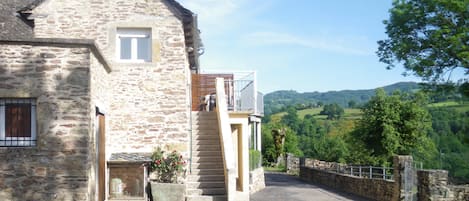 vue extérieure du gîte ;
emplacement parking au pied des escaliers.