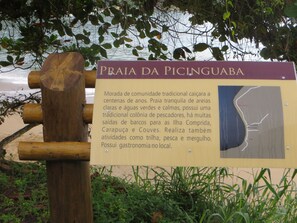 Placa na entrada da Vila da Picinguaba