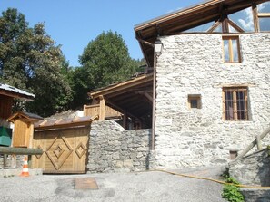 Entrance gate of the private courtyard