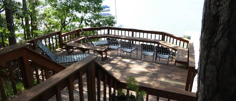 View over the private deck and the lake, a few steps in front of the cottage. 