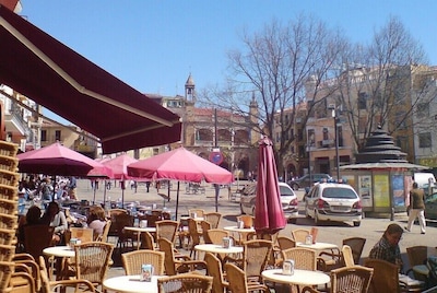 Próximo al centro de Plasencia (5'), con vistas al Valle del Jerte.