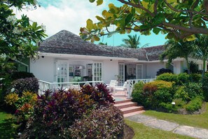 Entrance to Hunter cottage through large open patio