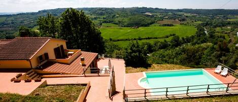 Toscane vakantiehuis Villa Al Pino panorama met zwembad