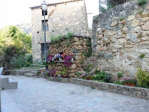 place, devant la maison